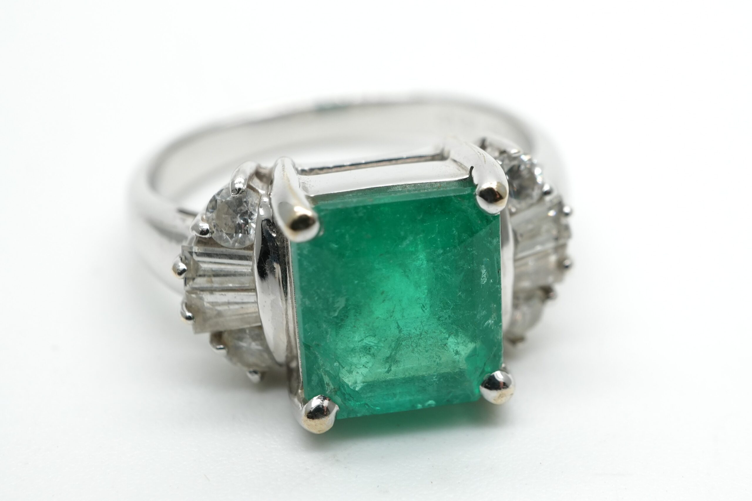 投稿記事「エメラルド ダイヤ リング K18 2.12ct D0.53ctを買取しました！」の商品画像