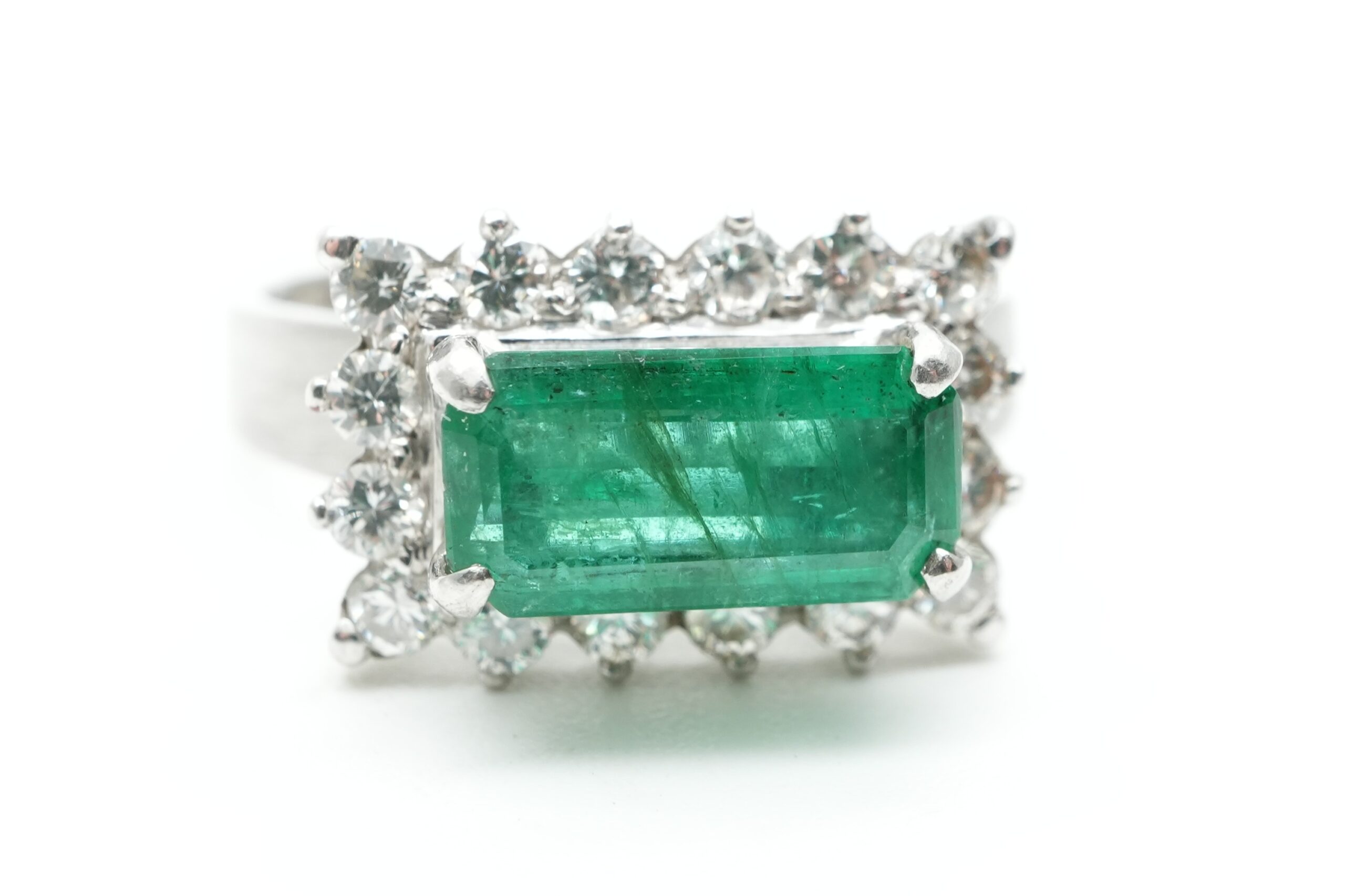 投稿記事「エメラルド ダイヤ リング Pt850 2.0ct D1.16ctを買取しました！」の商品画像