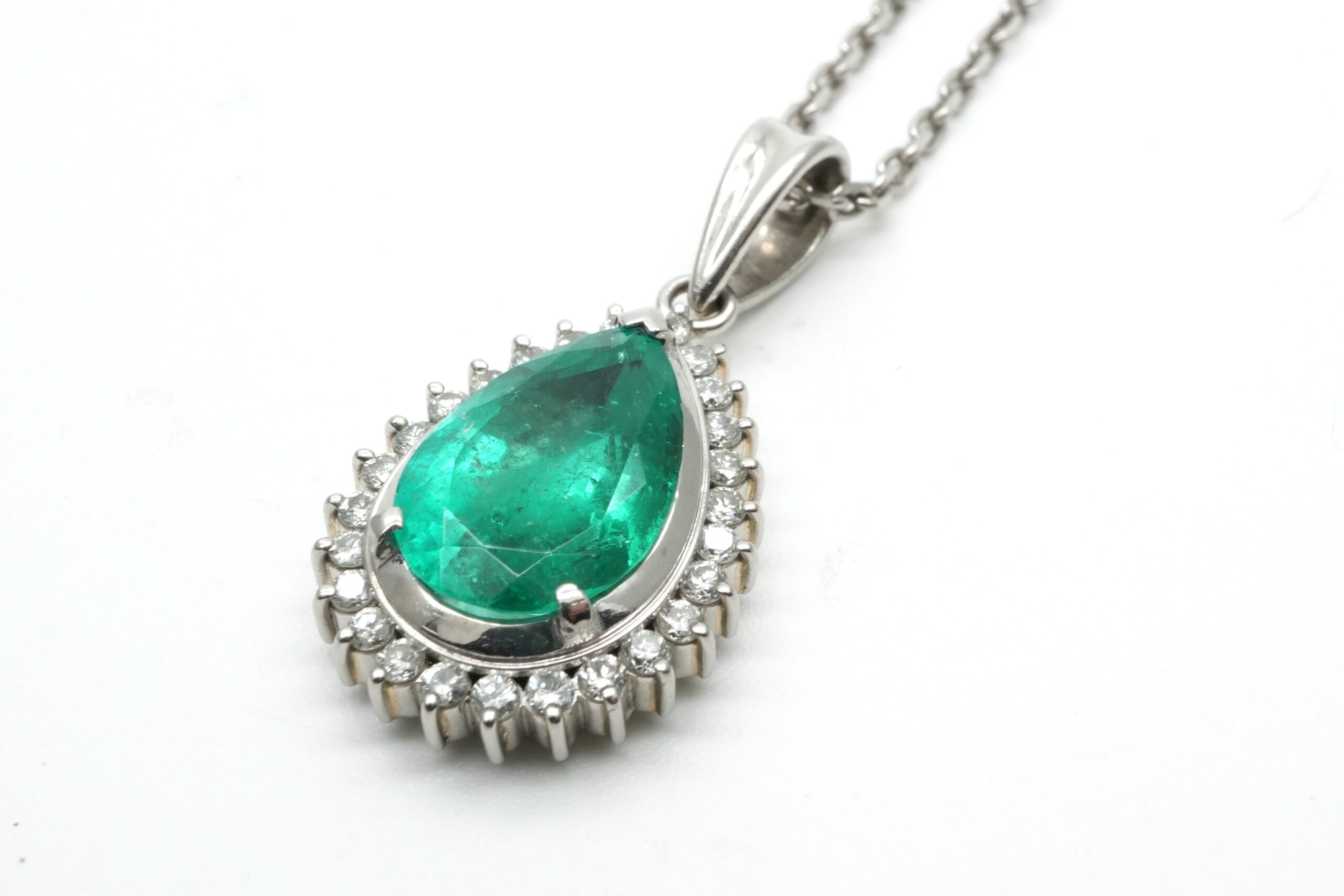 投稿記事「エメラルド ダイヤ ネックレス Pt900/Pt850 3.25ct D0.43ctを買取しました！」の商品画像