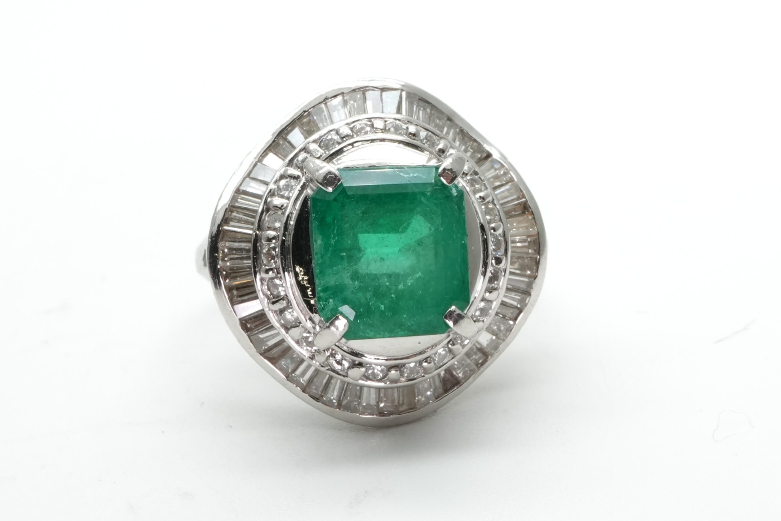 投稿記事「エメラルド ダイヤ リング Pt900 4.84ct D1.19ctを買取しました！」の商品画像