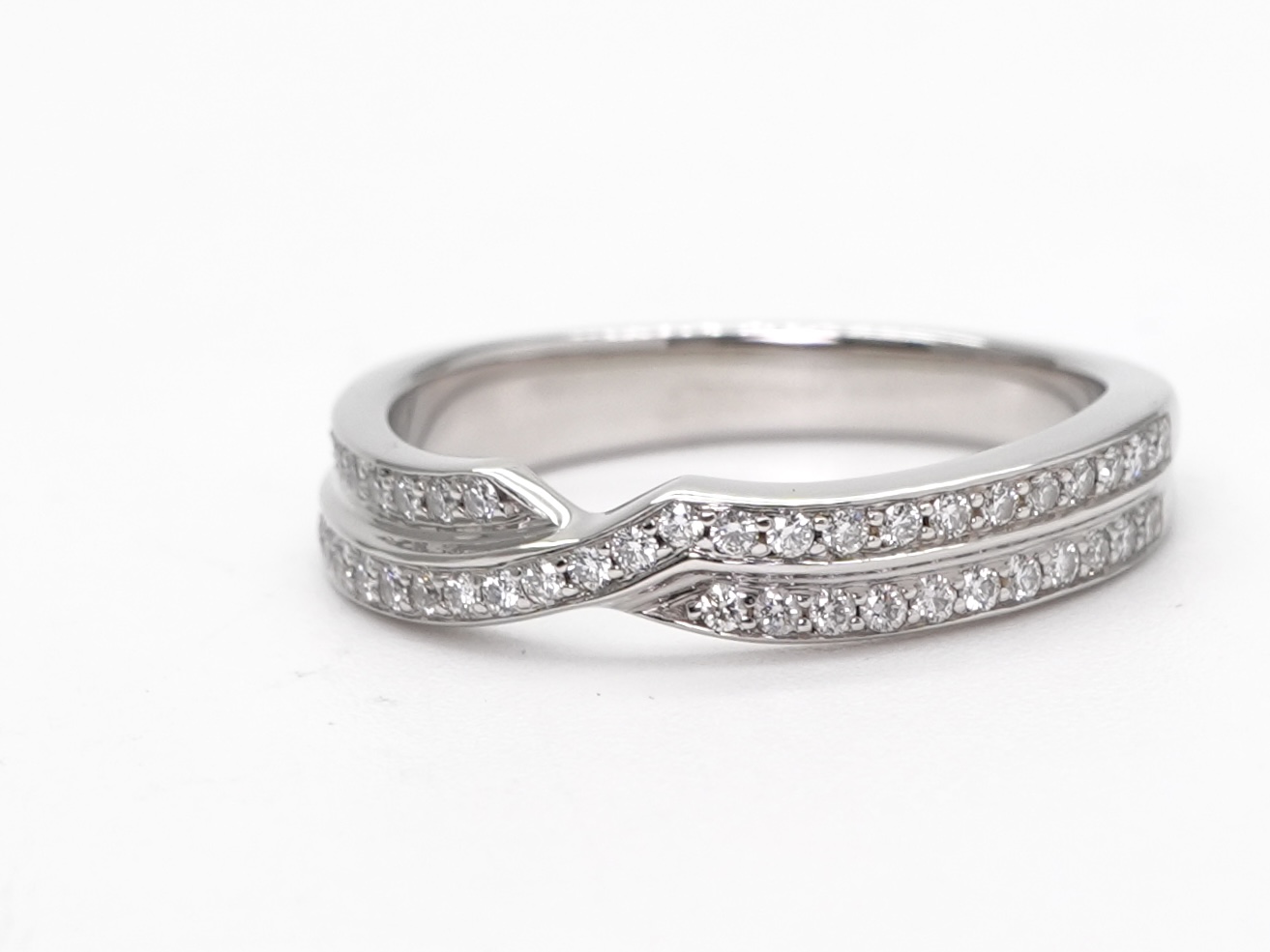 投稿記事「ハリーウィンストン トリスト ツーロウ バンドリングを買取しました！」の商品画像