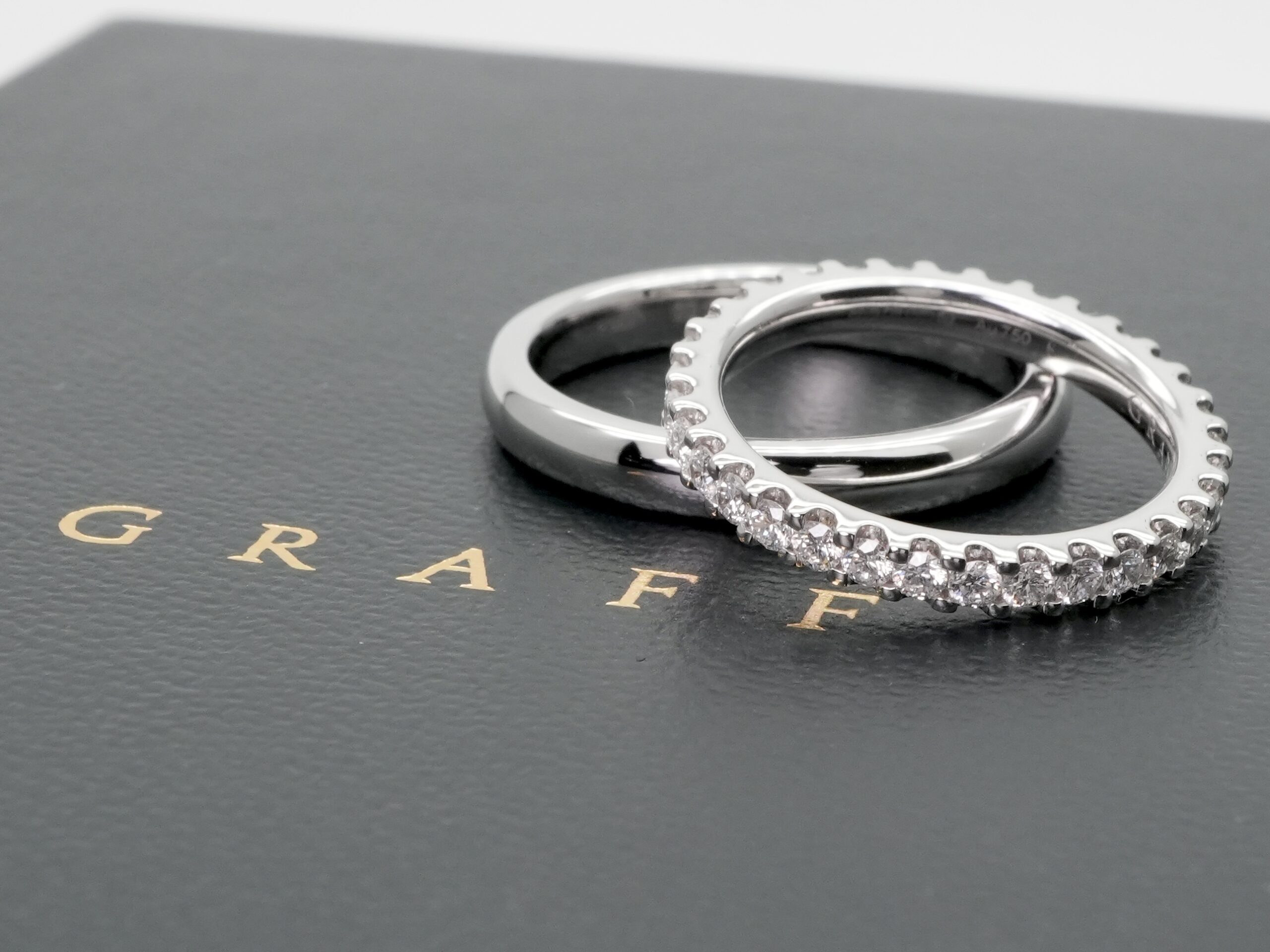 投稿記事「グラフ フルエタニティ ダイヤペアリング を買取しました！」の商品画像