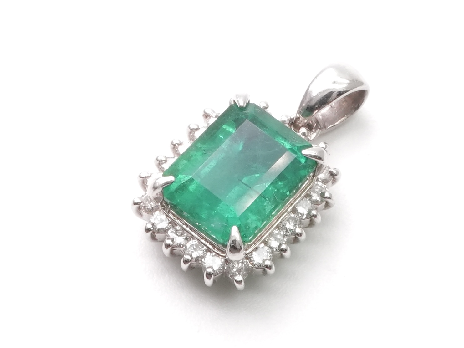 投稿記事「エメラルド ダイヤ トップ Pt900 2.43ct D0.31ctを買取しました！」の商品画像