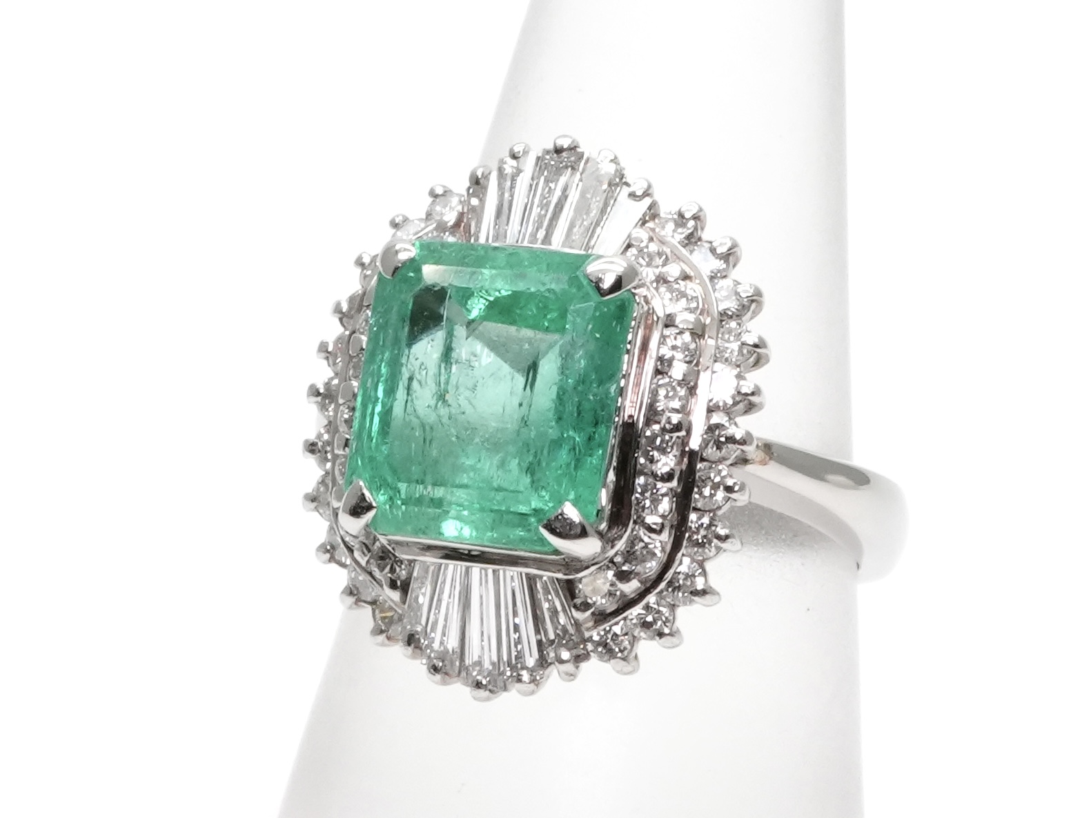 投稿記事「エメラルド ダイヤ リング pt900 4.27ct 1.12ctを買取しました！」の商品画像