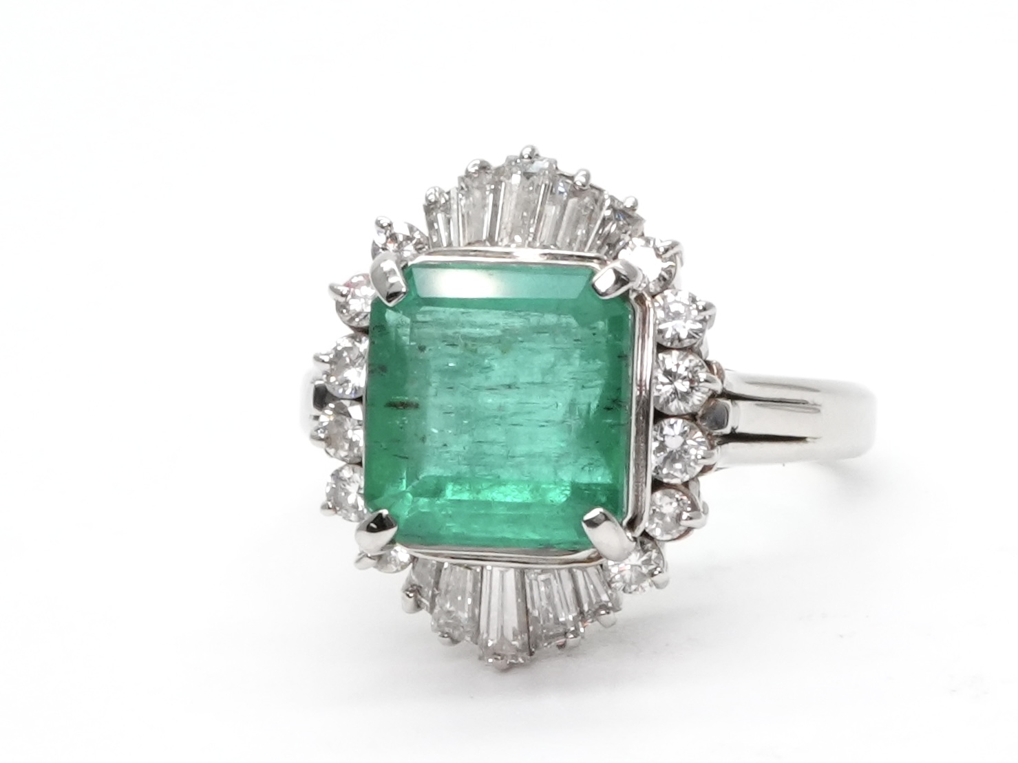 投稿記事「エメラルド ダイヤ リング pt900 2.996ct D0.83ctを買取しました！」の商品画像