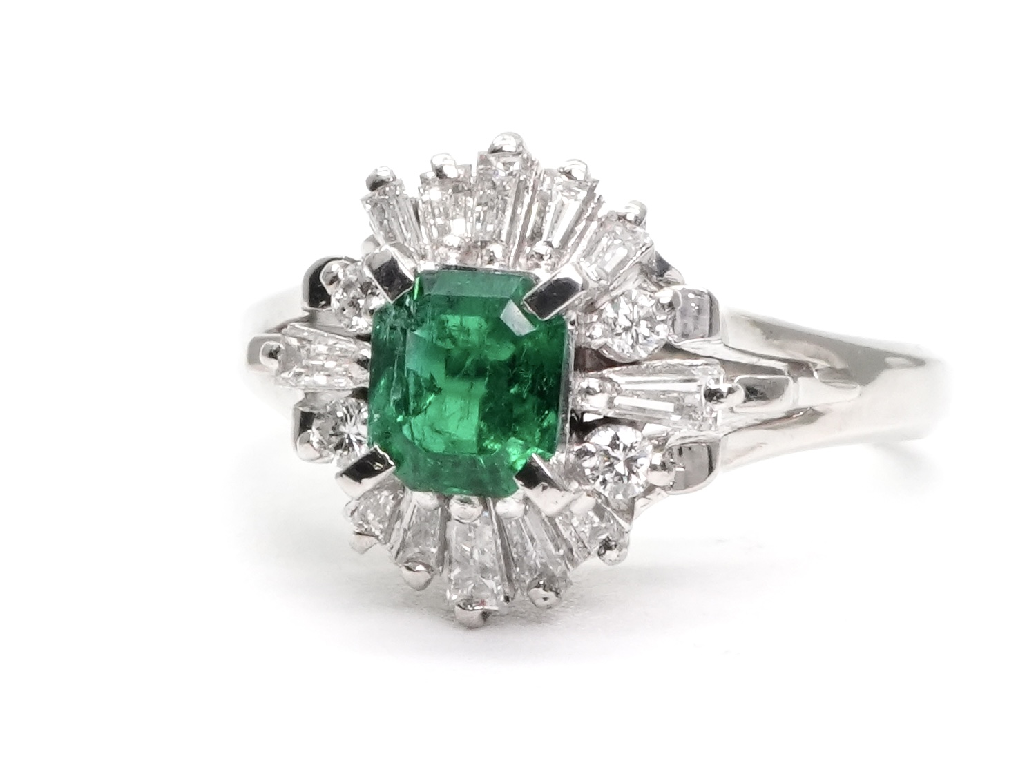 投稿記事「エメラルド ダイヤ リング pt900 0.40ct D0.38ctを買取しました！」の商品画像