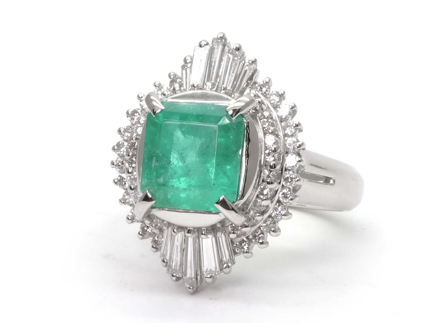 投稿記事「エメラルド ダイヤ リング pt900 2.05ct D0.63ctを買取しました！」の商品画像