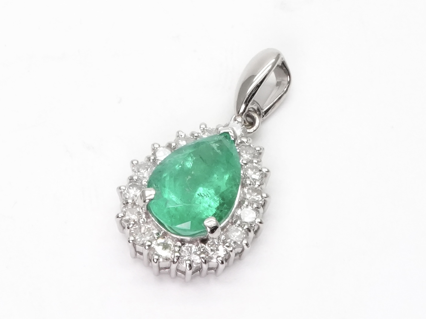 投稿記事「エメラルド ダイヤ トップ pt900 1.75ct D0.54ctを買取しました！」の商品画像