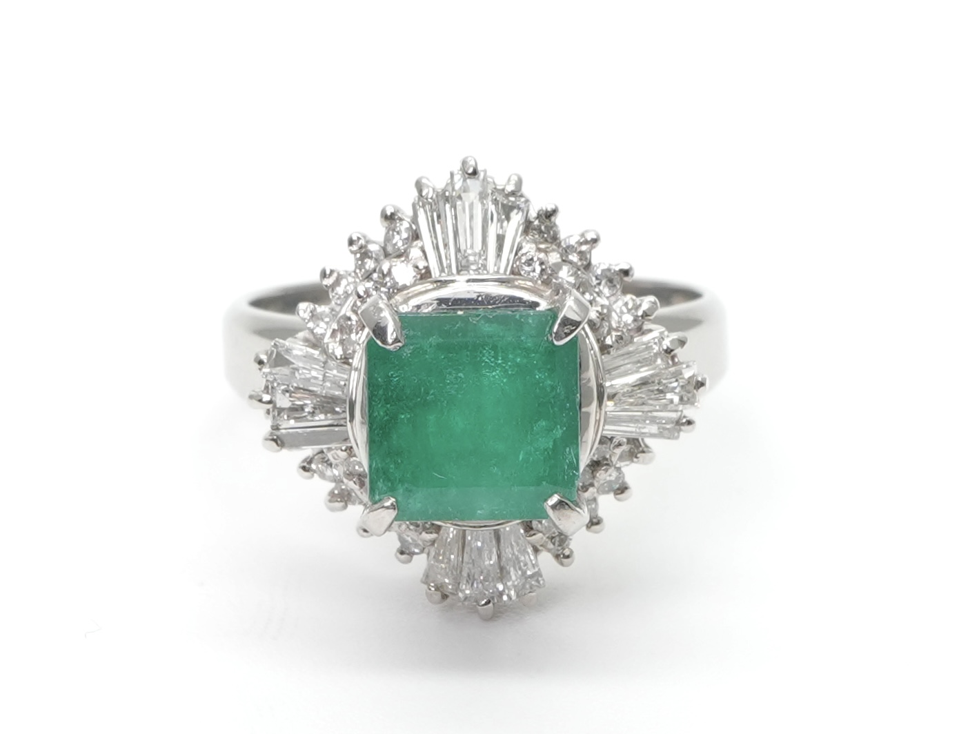 投稿記事「エメラルド ダイヤ リング Pt900 2.67ct D1.10ctを買取しました！」の商品画像