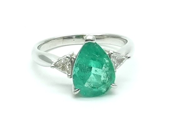 投稿記事「エメラルド ダイヤ リング Pt900 3.0ct 0.23ctを買取しました！」の商品画像