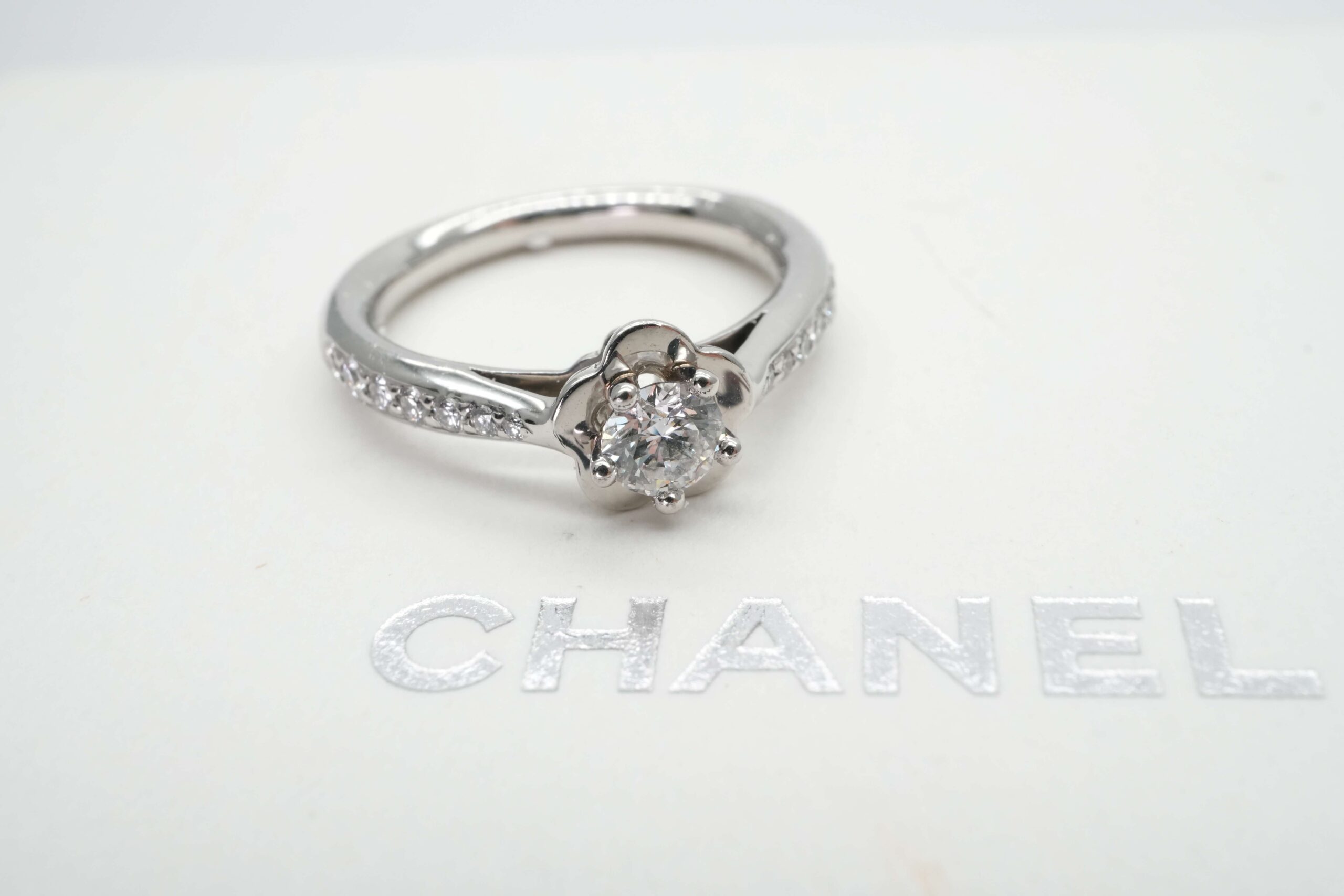 投稿記事「シャネル カメリア ハーフエタニティ ダイヤリングを買取しました！」の商品画像