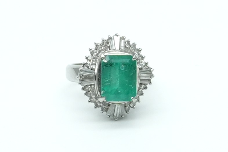 投稿記事「エメラルド ダイヤ リング Pt900 4.28ct D1.13ctを買取しました！」の商品画像