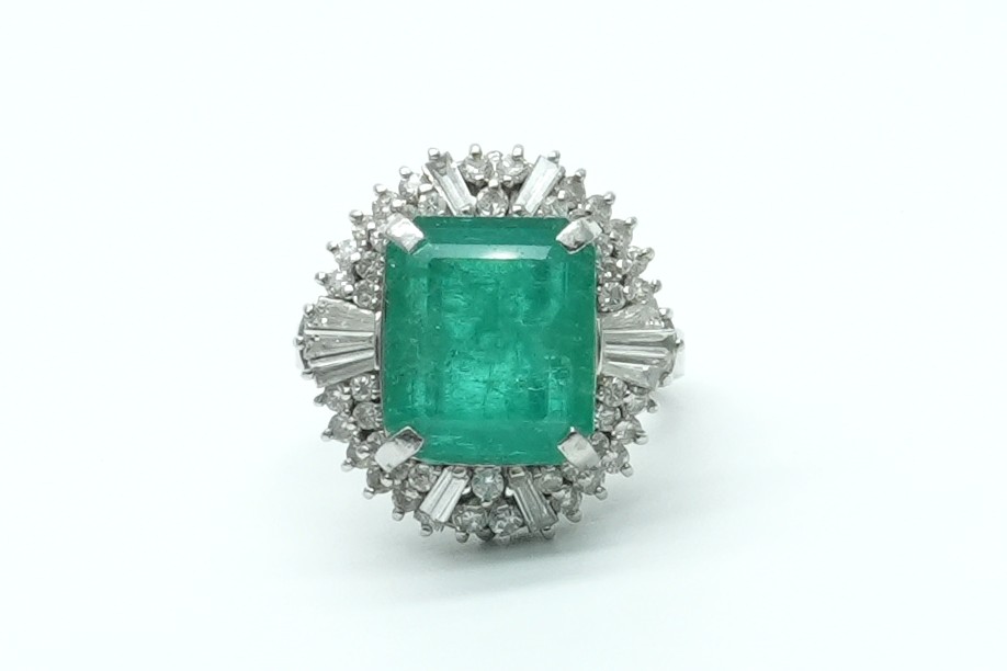 投稿記事「エメラルド ダイヤ リング Pt900 7.21ct D1.39ctを買取しました！」の商品画像