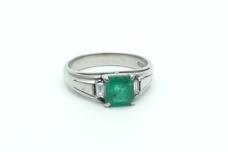 投稿記事「エメラルド ダイヤ リング Pt900 0.96ctを買取しました！」の商品画像