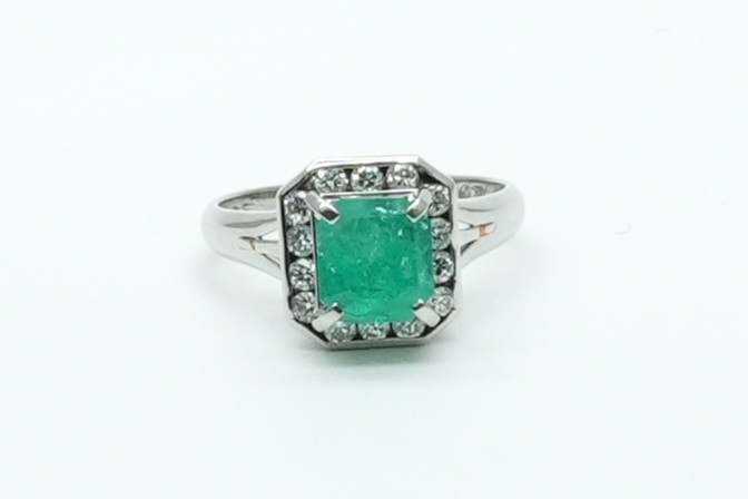 投稿記事「エメラルド ダイヤ リング Pt9001.41ct D0.325ctを買取しました！」の商品画像