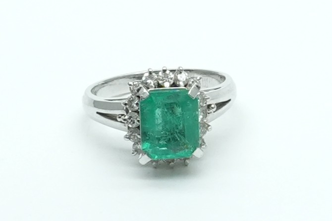 投稿記事「エメラルド ダイヤ リング Pt900 1.96ct D0.43ctを買取しました！」の商品画像