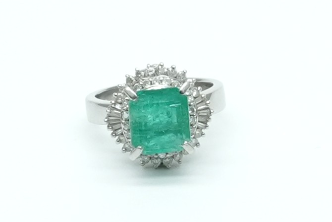 投稿記事「エメラルド ダイヤ リング Pt9004.05ct D0.61ctを買取しました！」の商品画像