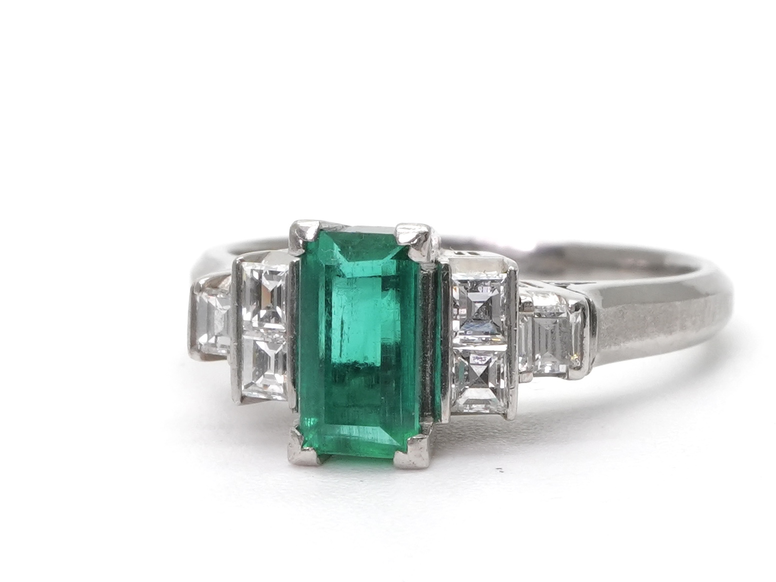 投稿記事「エメラルド ダイヤ リング Pt850 0.63ctを買取しました！」の商品画像