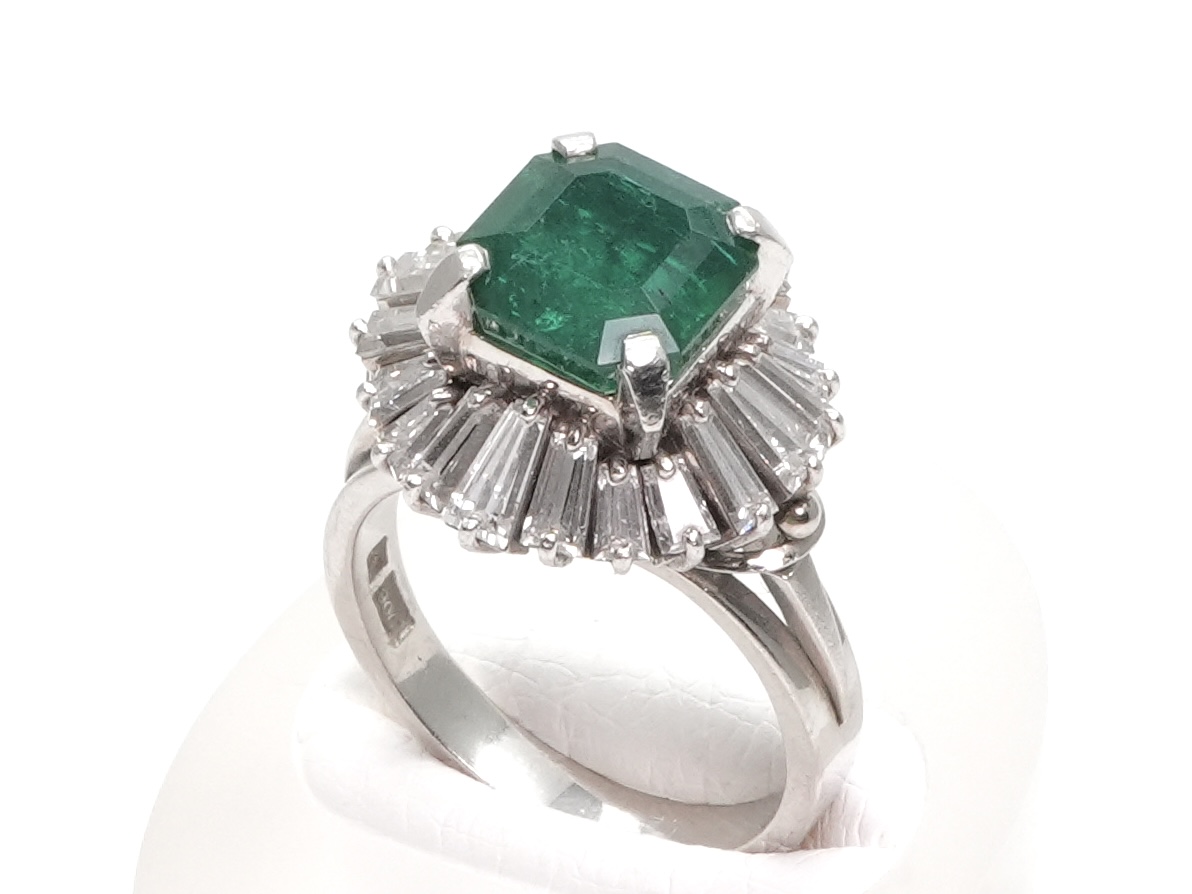 投稿記事「エメラルド ダイヤ リング Pt900 2.93ctを買取しました！」の商品画像