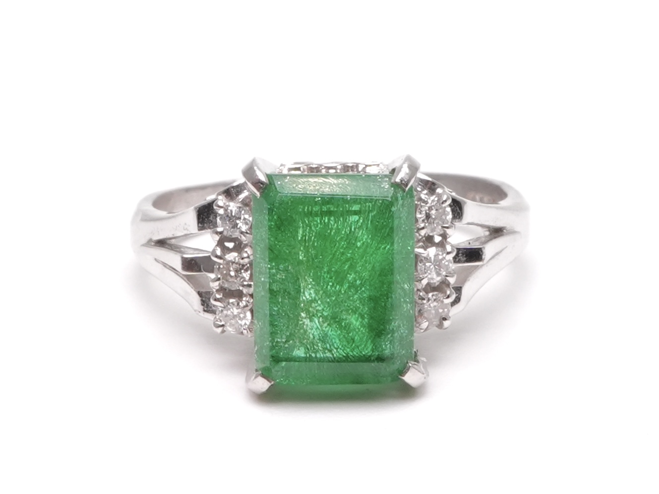 投稿記事「エメラルド ダイヤ リング Pt900 2.29ct D0.11ctを買取しました！」の商品画像