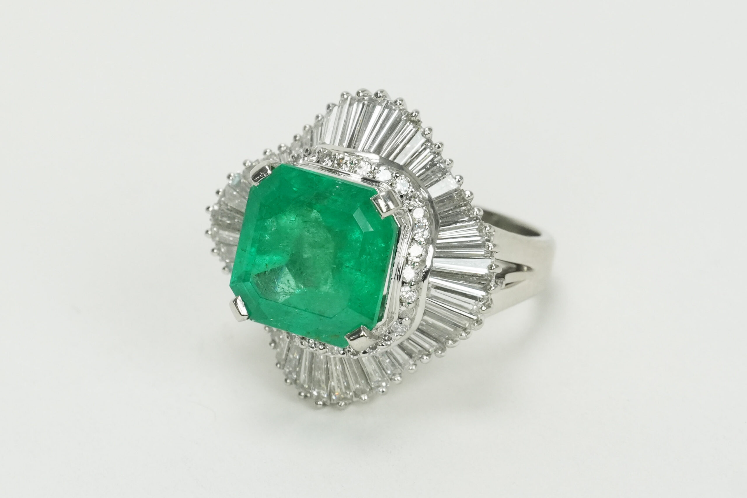 投稿記事「エメラルド ダイヤ リング Pt900 E6.92ct D2.47ctを買取しました！」の商品画像