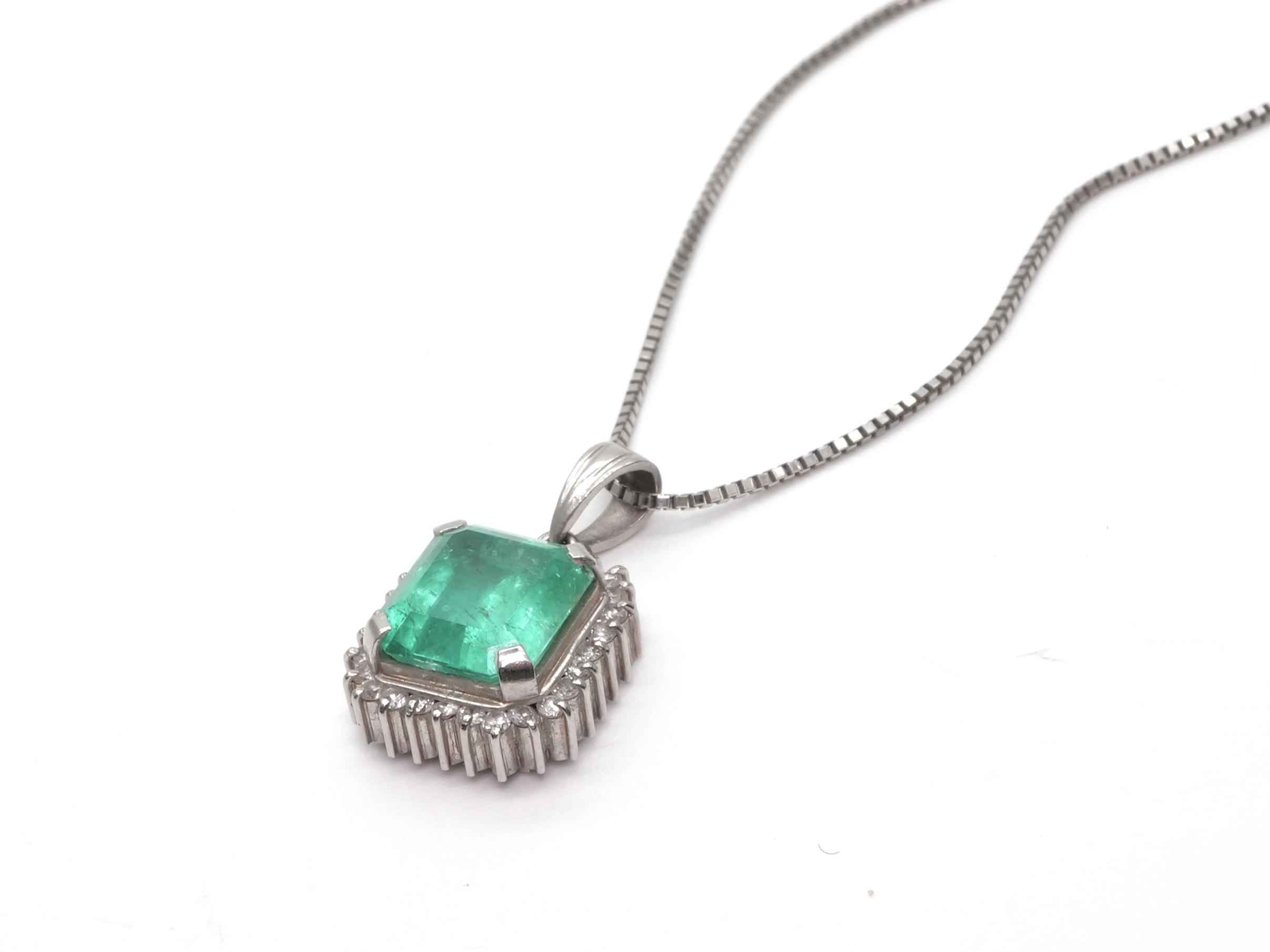 投稿記事「エメラルド ダイヤ ネックレス Pt900/Pt850 3.05ct D0.23ctを買取しました！」の商品画像