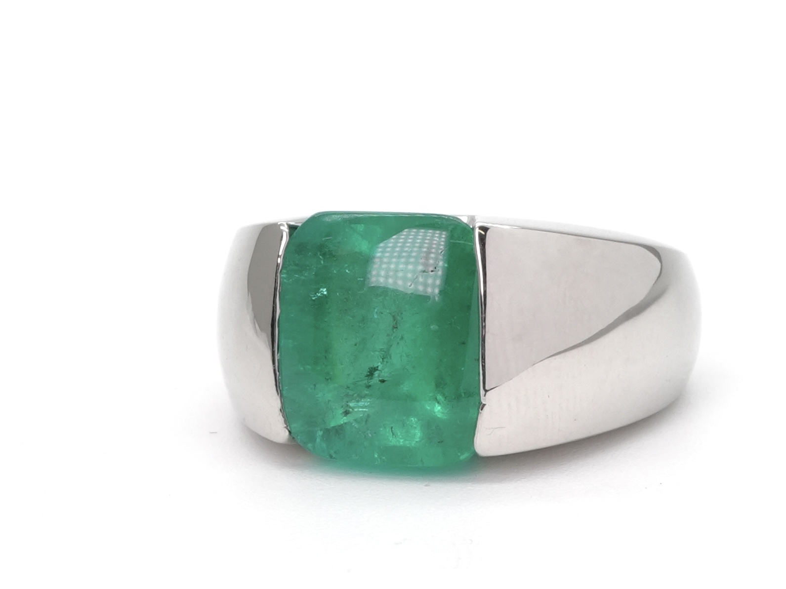 投稿記事「エメラルド リング Pt900 E6.42ctを買取しました！」の商品画像