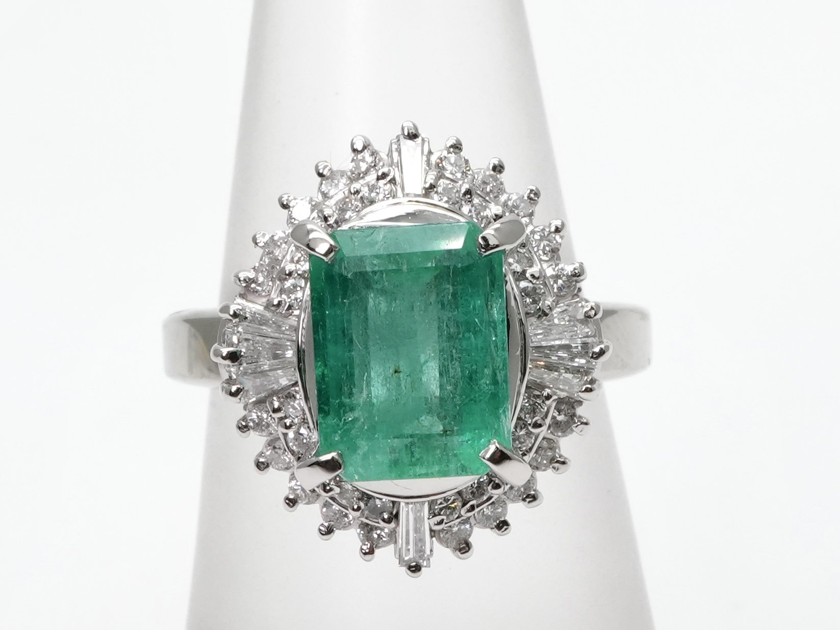 投稿記事「エメラルド ダイヤ リング Pt900 2.44ct D0.74ctを買取しました！」の商品画像