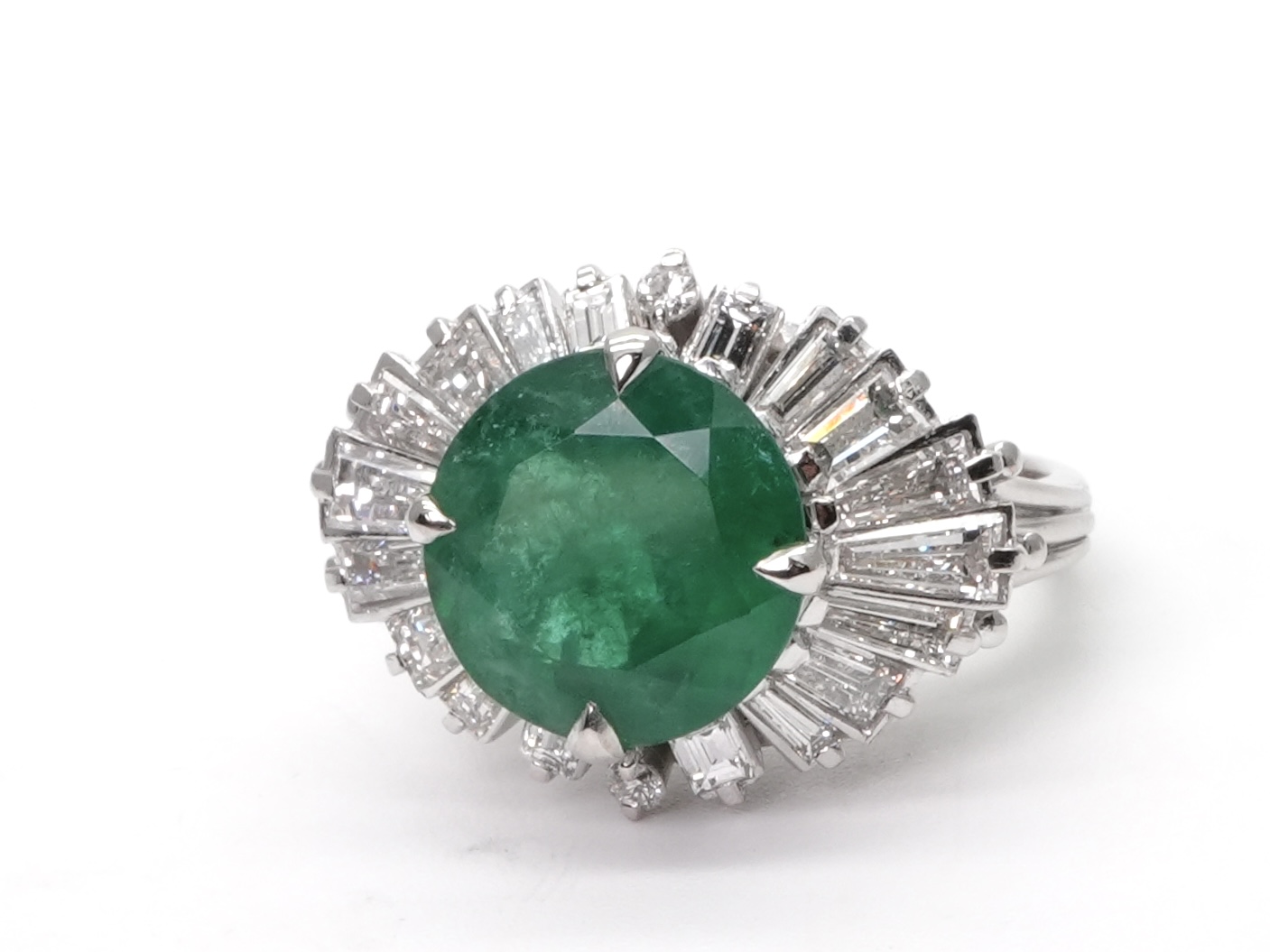 投稿記事「エメラルド ダイヤ リング Pt850 4.44ct D1.54ctを買取しました！」の商品画像