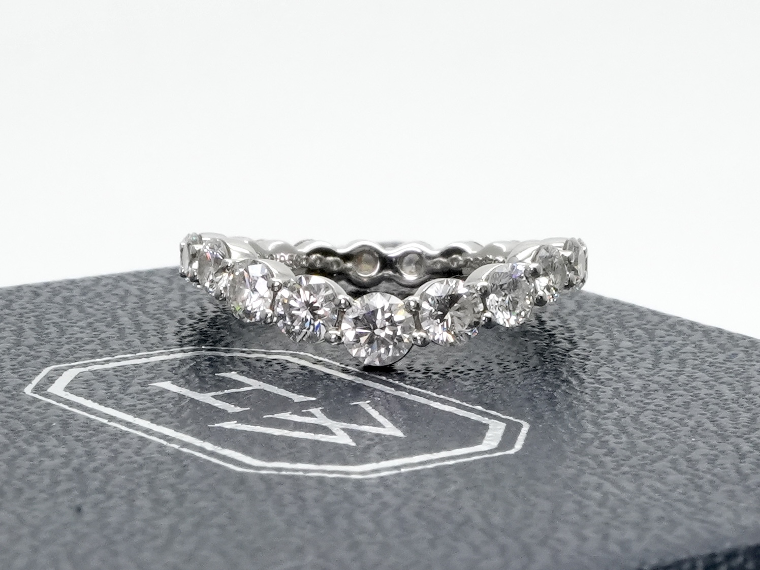投稿記事「ハリーウィンストン Vシェイプ ウェディングバンド ダイヤリングを買取しました！」の商品画像