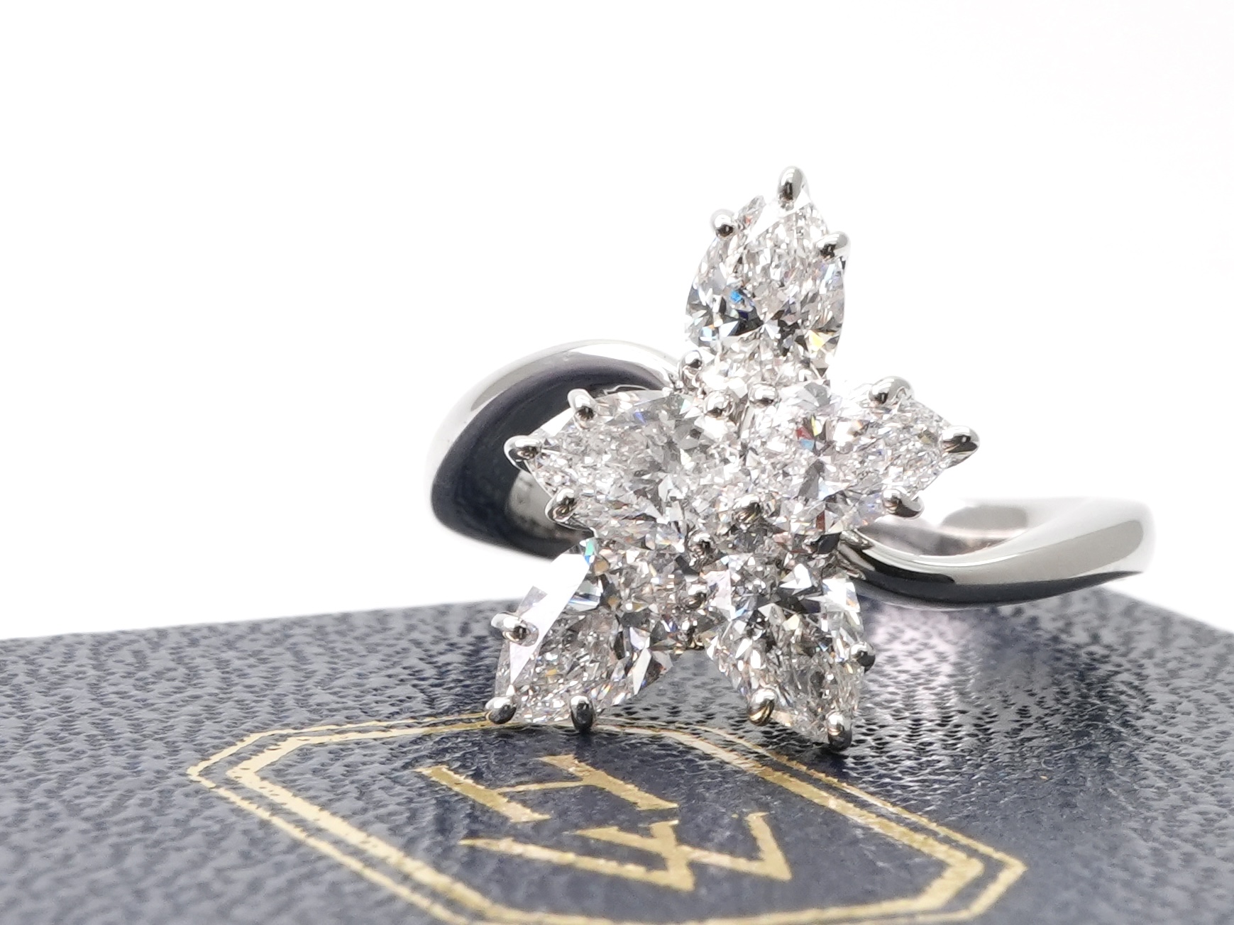 投稿記事「ハリーウィンストン クラスター ミディアム ダイヤリングを買取しました！」の商品画像