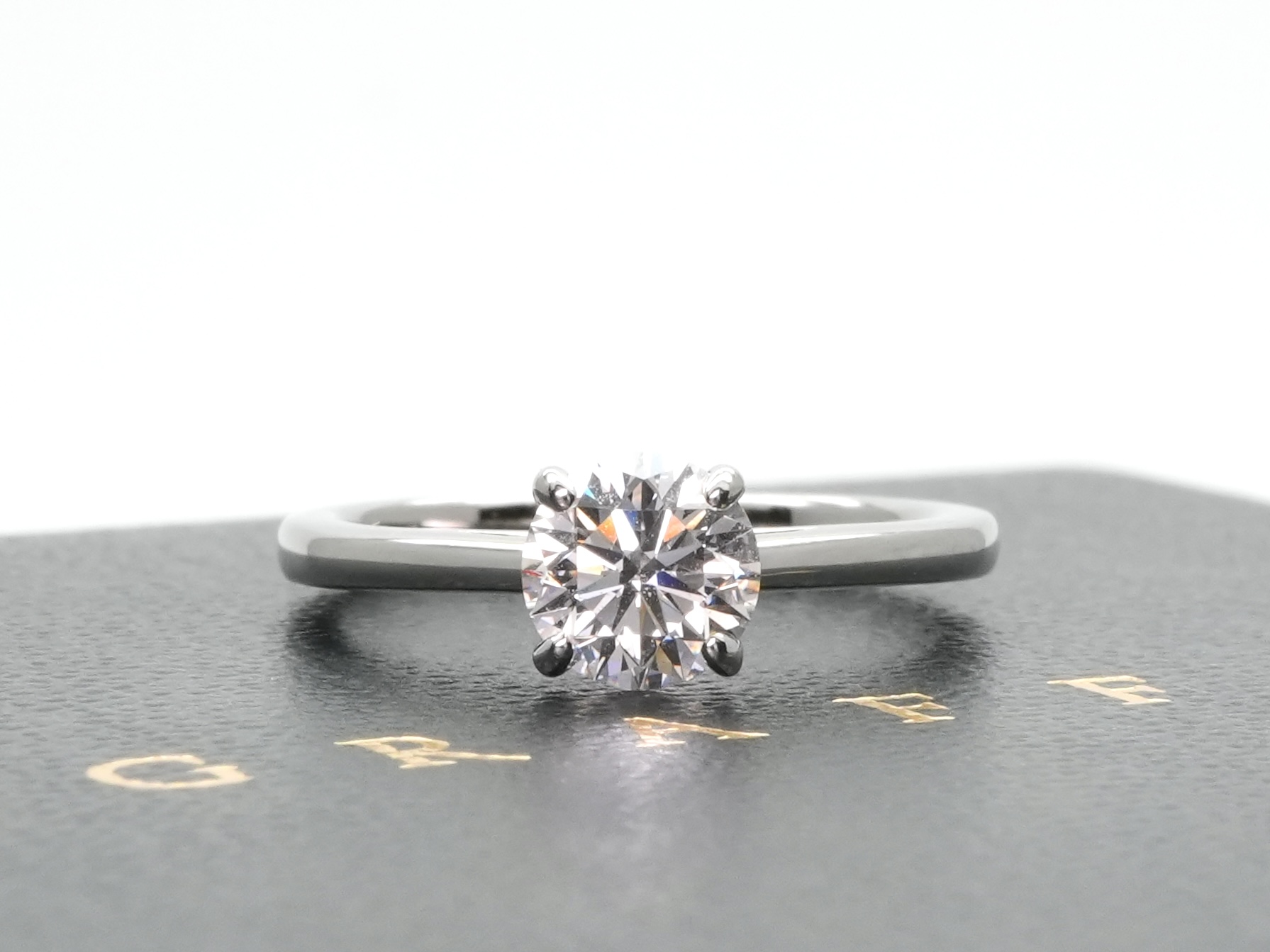 投稿記事「グラフ パラゴン ダイヤモンド エンゲージリング Pt950 0.70ctを買取しました！」の商品画像