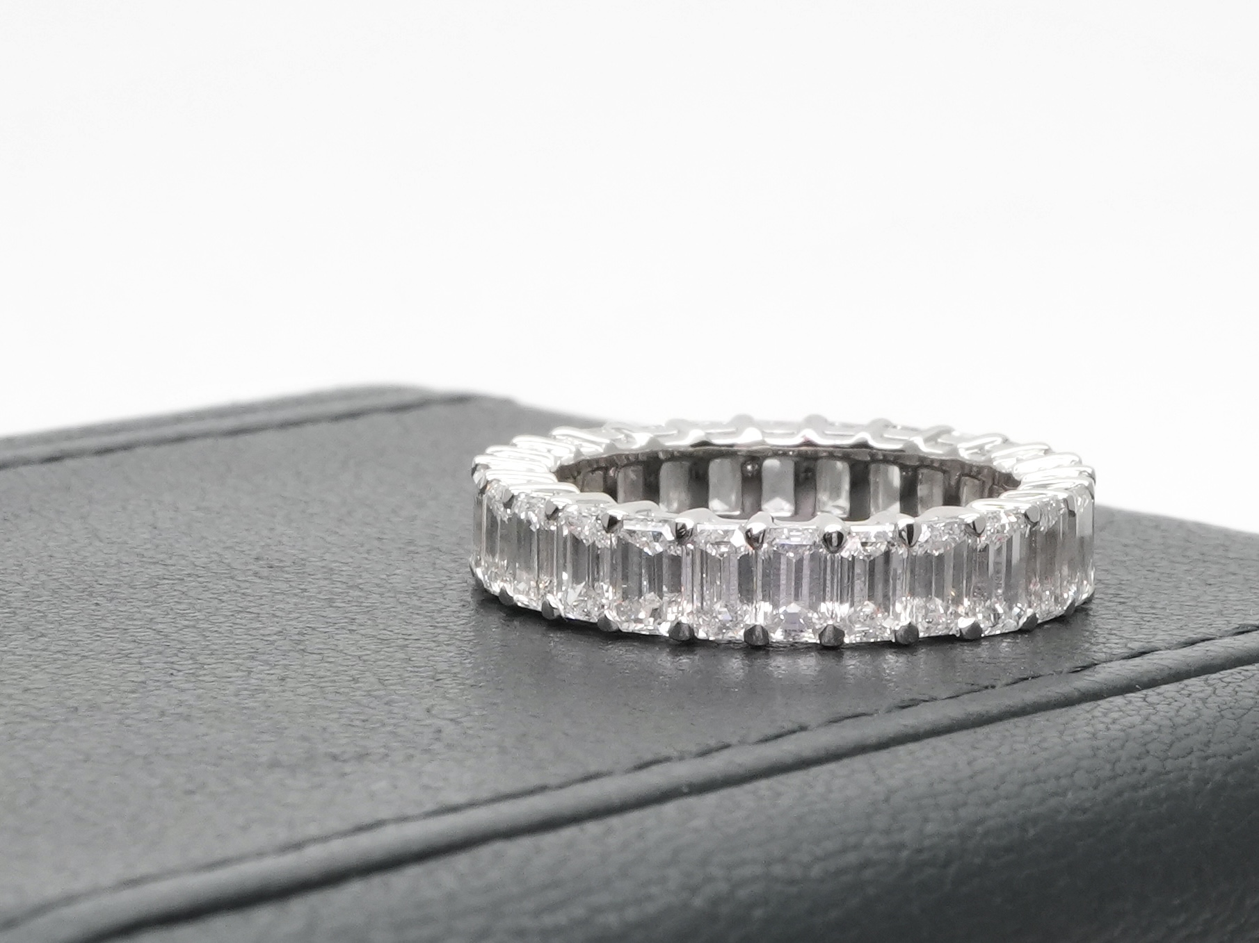 投稿記事「グラフ エメラルドカット ダイヤモンド ウェディングバンド リングを買取しました！」の商品画像