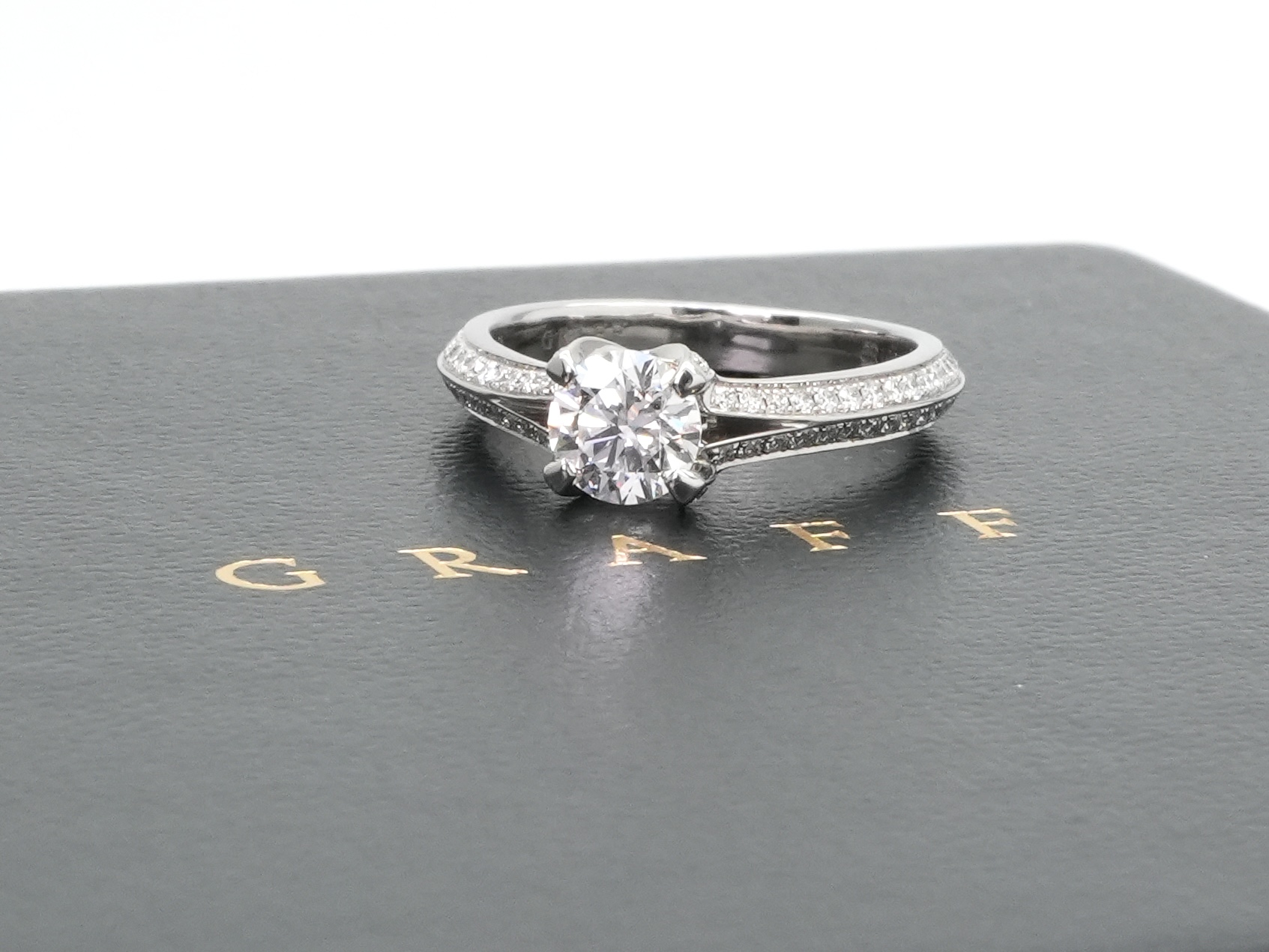 投稿記事「グラフ レガシー ダイヤリングを買取しました！」の商品画像