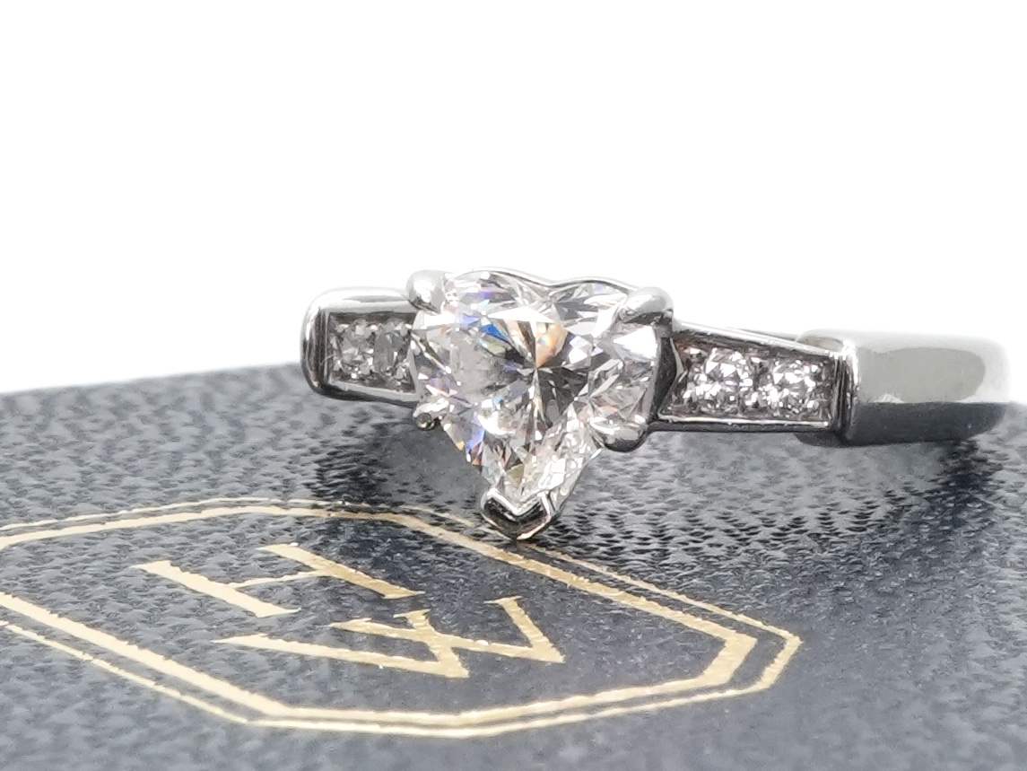 投稿記事「ハリーウィンストン ハートシェイプ トリスト ダイヤリングを買取しました！」の商品画像