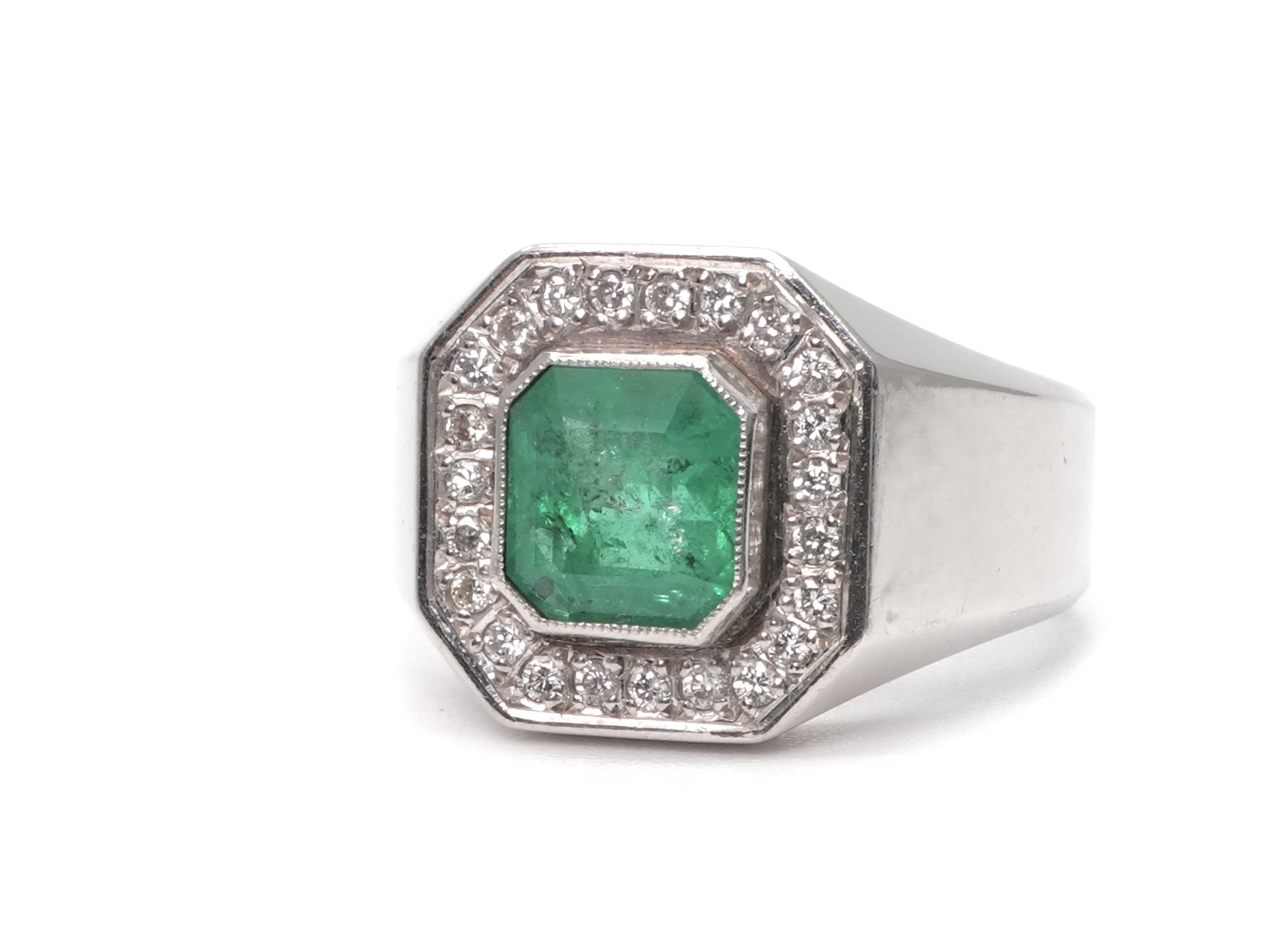 投稿記事「エメラルド ダイヤ リング Pt900 1.56ct D0.23ctを買取しました！」の商品画像