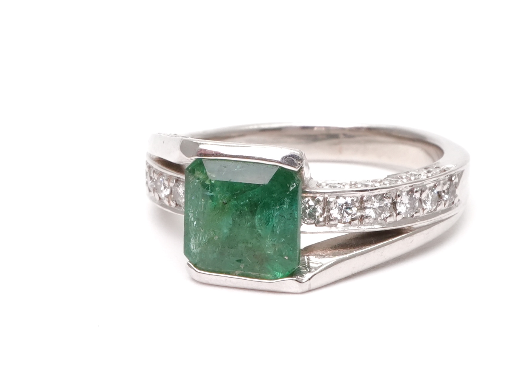 投稿記事「エメラルド ダイヤ リング Pt900 1.85ct D0.80ctを買取しました！」の商品画像