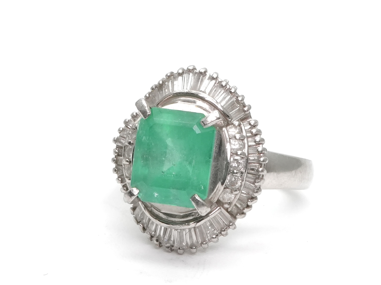 投稿記事「エメラルド ダイヤ リング Pt900 2.71ct 0.68ctを買取しました！」の商品画像