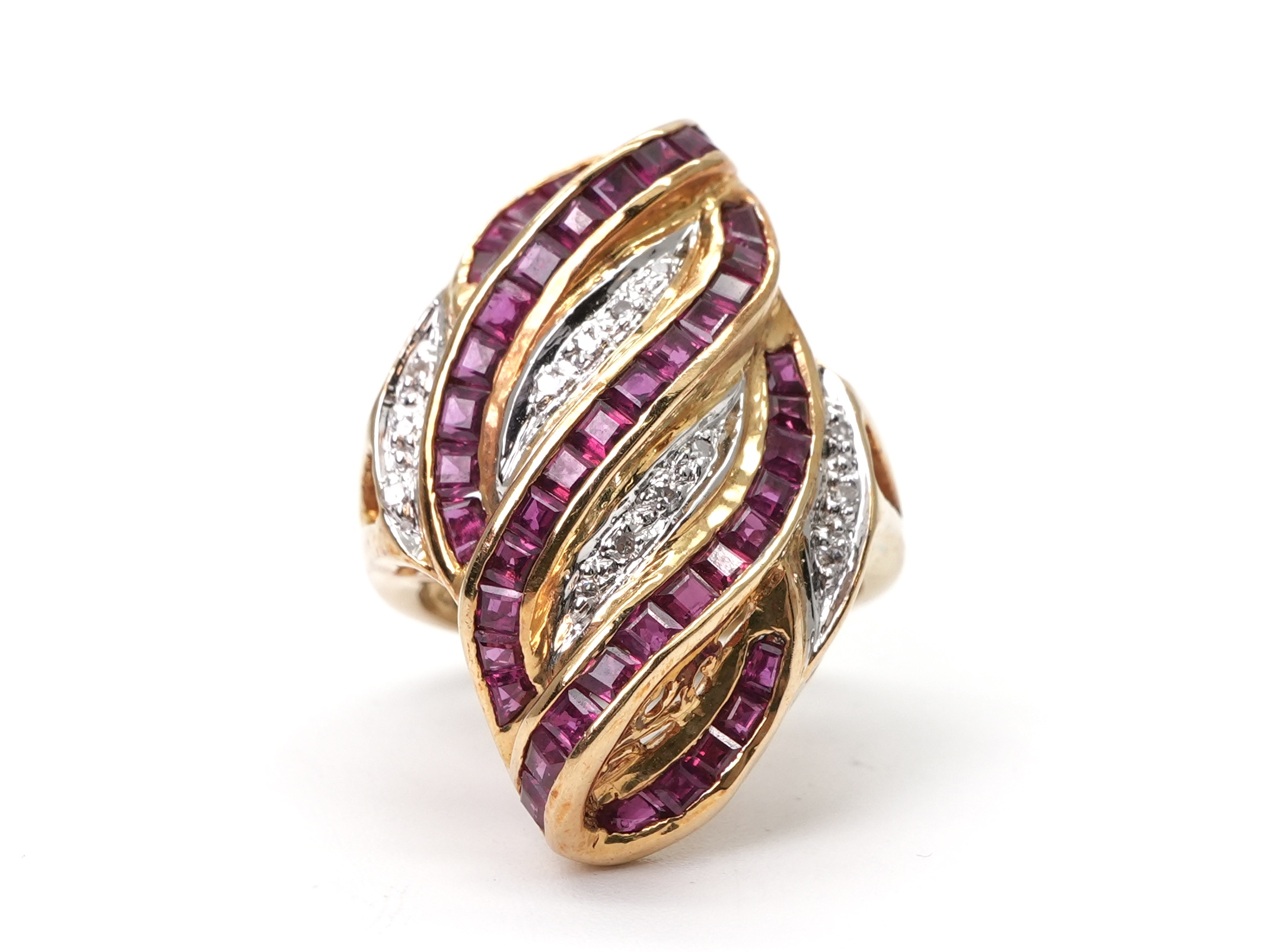 投稿記事「ルビー ダイヤ リング K18 2.50ct 0.10ctを買取しました！」の商品画像