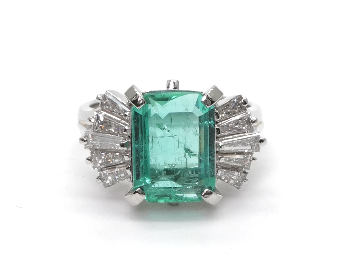 投稿記事「エメラルド ダイヤ リング Pt900 3.06ct D0.77ctを買取しました！」の商品画像