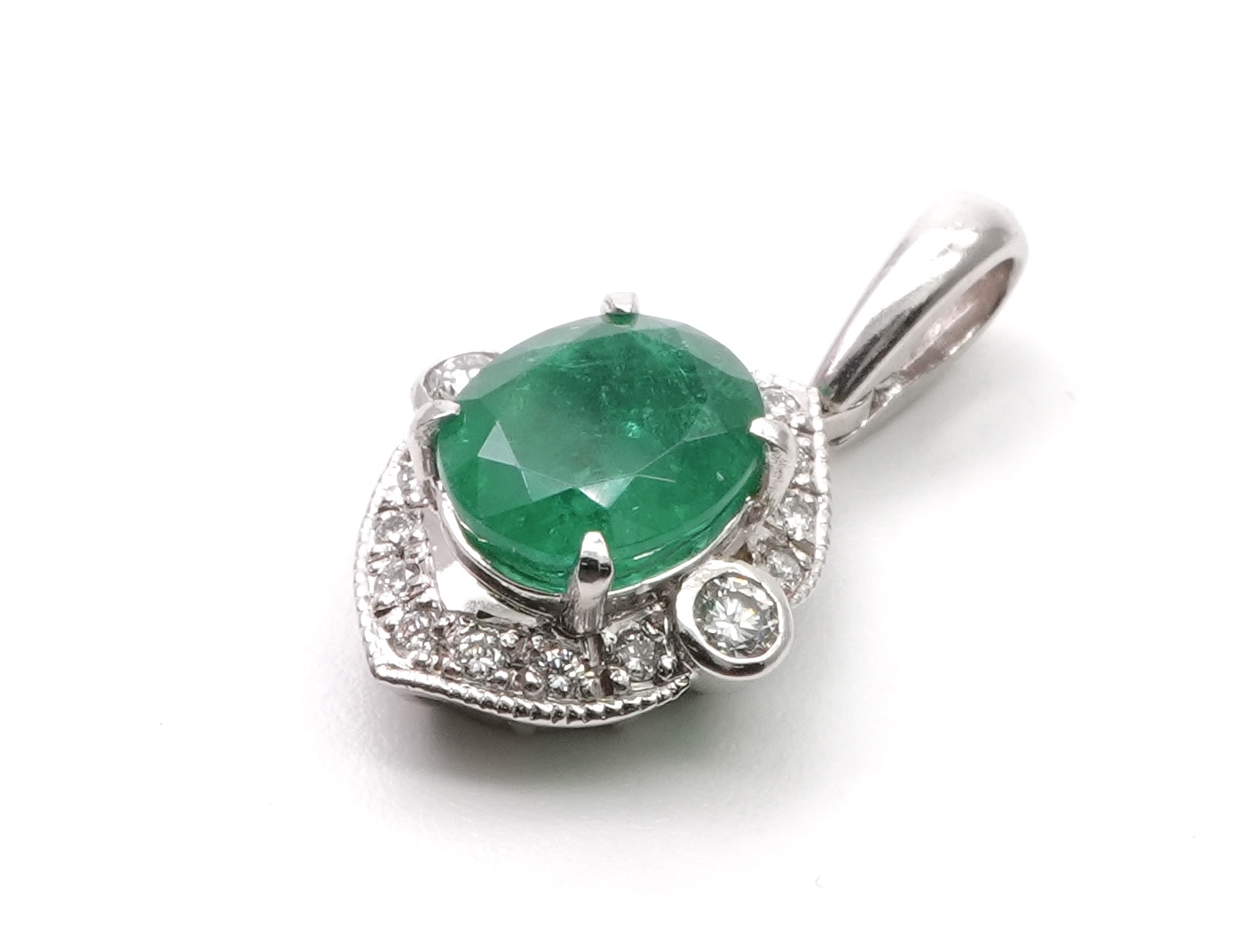 投稿記事「エメラルド ダイヤ トップ Pt900 1.71ct D0.18ctを買取しました！」の商品画像