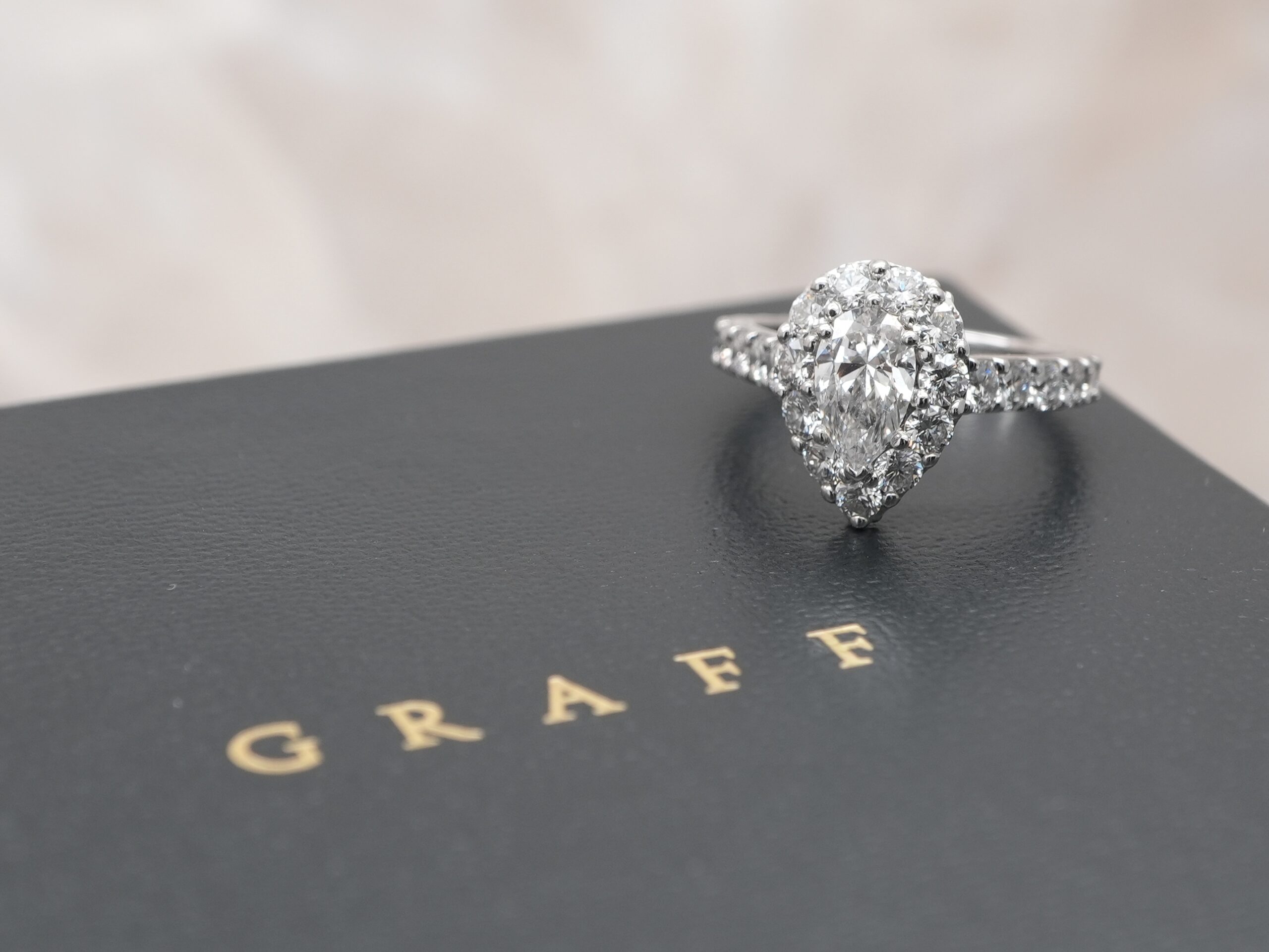 投稿記事「グラフ アイコン ペアシェイプ ダイヤモンド 0.53ct エンゲージメントリング 750WGを買取しました！」の商品画像