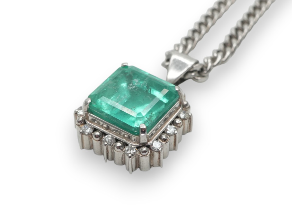 投稿記事「エメラルド ダイヤ ネックレス Pt900 Pt850 3.82ct D0.13ctを買取しました！」の商品画像