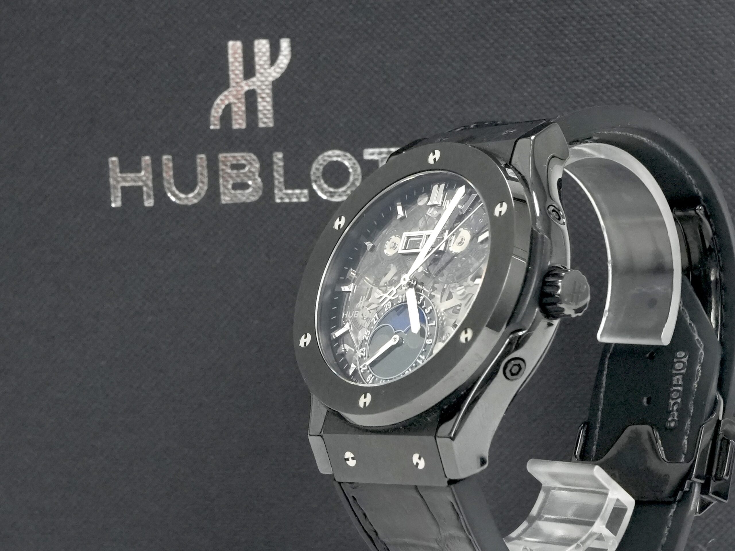 投稿記事「ウブロ クラシックフュージョン アエロフュージョン ムーンフェイズ ブラックマジック TI/CE/AT/ラバー/スケルトン文字盤 517.CX.0170.LR 1230884 2018年Gを買取しました！」の商品画像