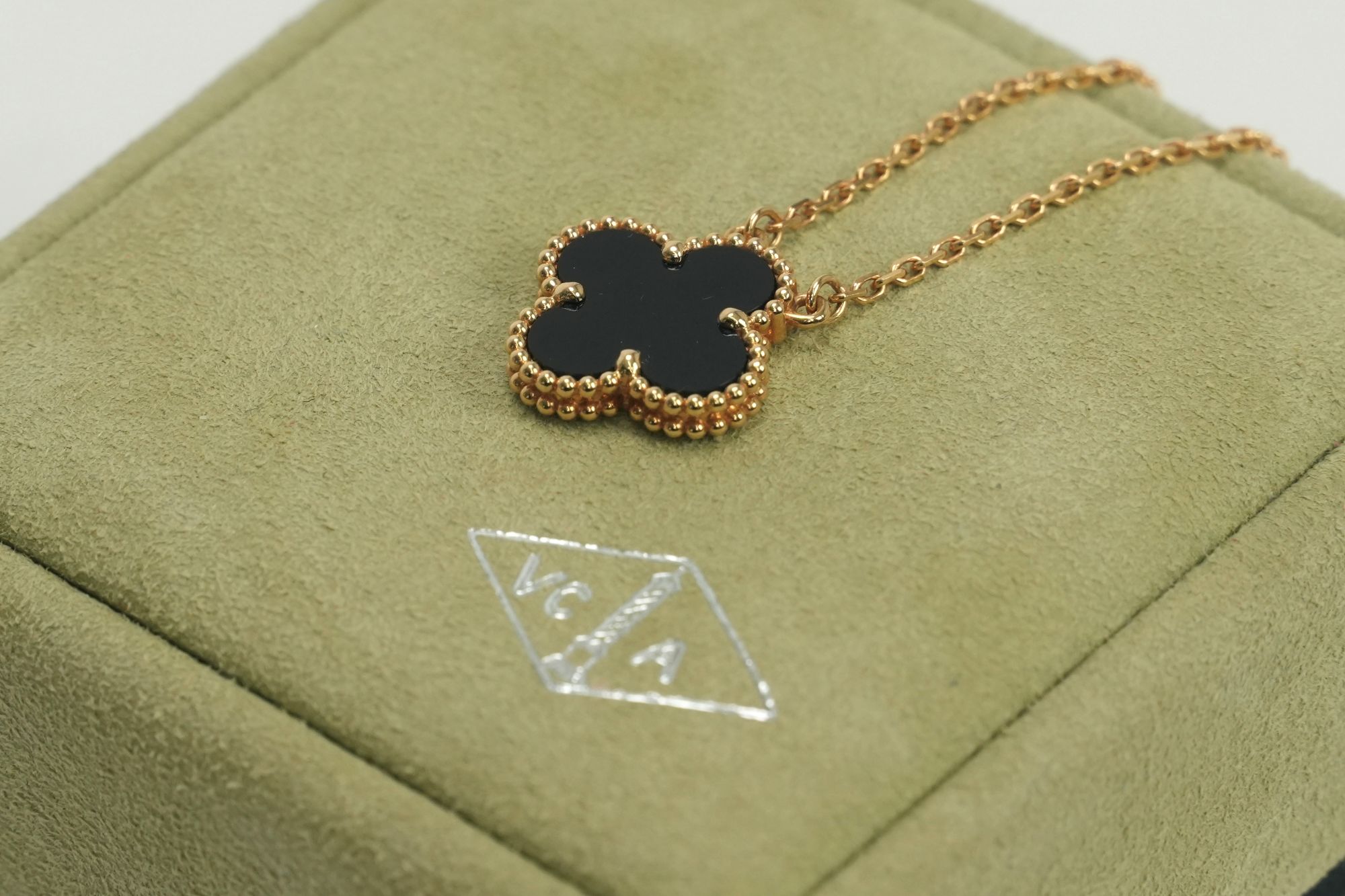 投稿記事「ヴァンクリーフ＆アーペル ヴィンテージアルハンブラ ネックレス オニキス 750YGを買取しました！」の商品画像