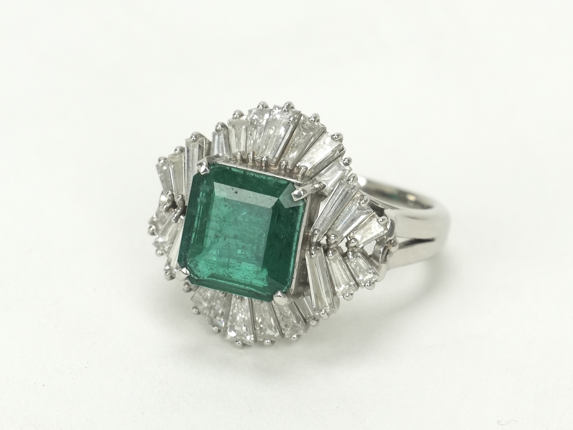 投稿記事「エメラルド ダイヤモンド リング Pt900 3.05ct D1.95ctを買取しました！」の商品画像