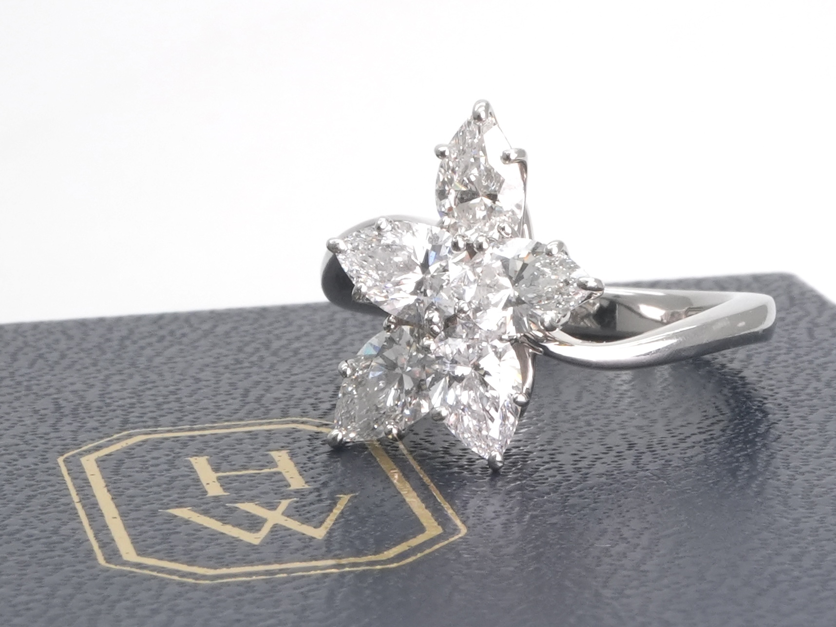 投稿記事「ハリーウィンストン クラスター ミディアム ダイヤモンド リング Pt950を買取しました！」の商品画像