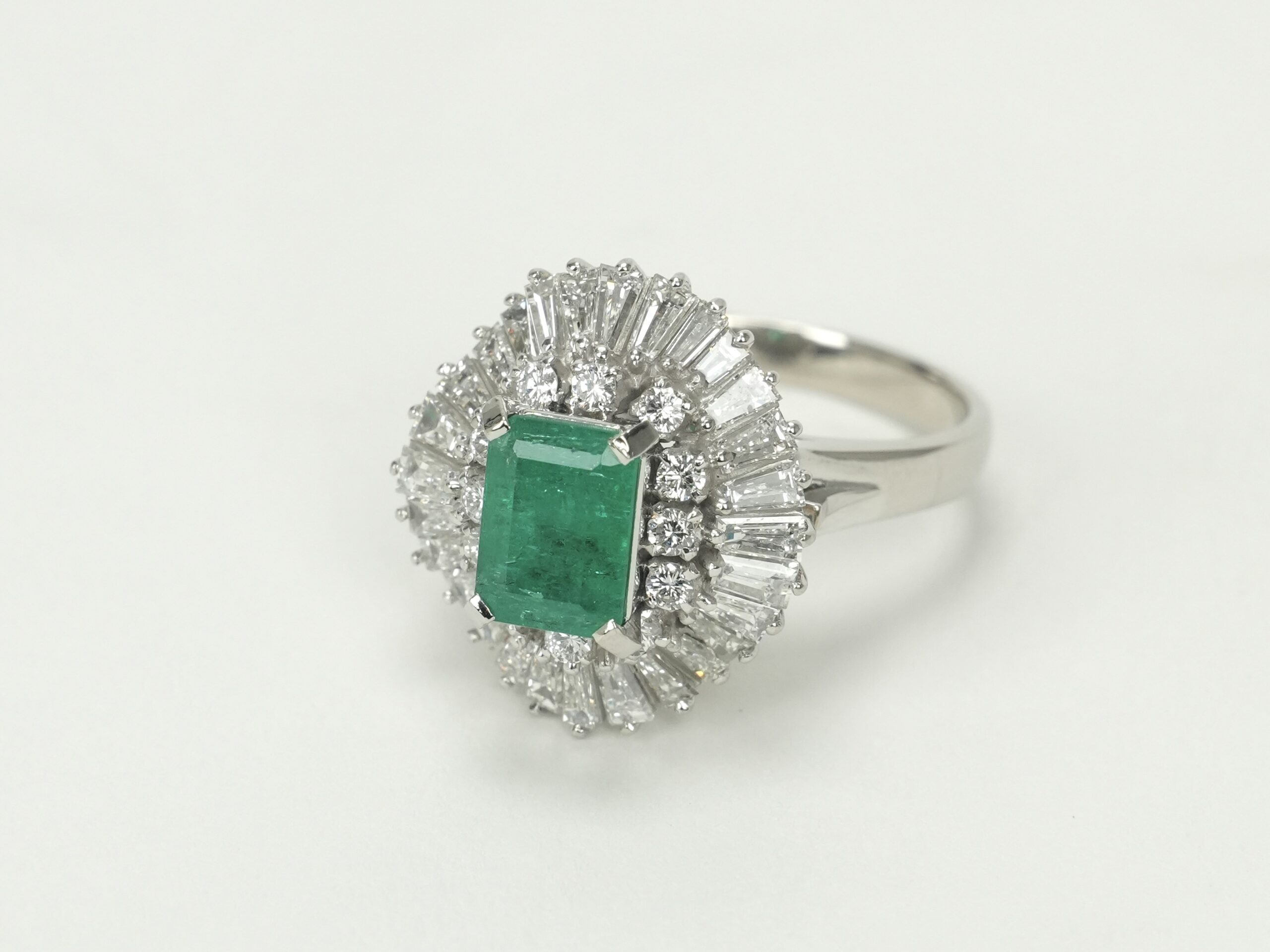 投稿記事「エメラルド ダイヤモンド リング Pt900 2.03ct D1.28ctを買取しました！」の商品画像