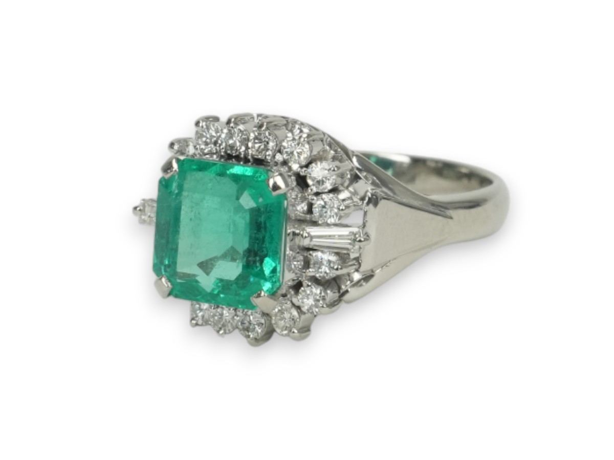 投稿記事「エメラルド ダイヤモンド リング Pm850 2.71ct D0.45ctを買取しました！」の商品画像