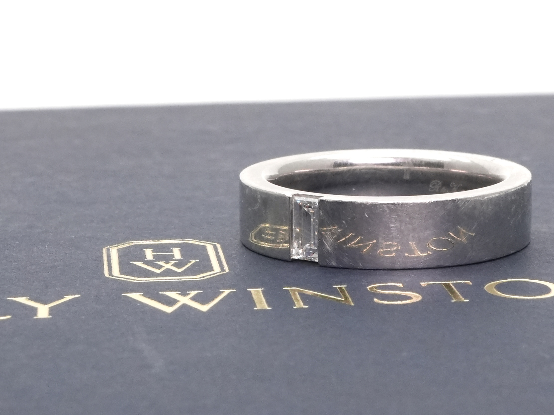 投稿記事「ハリーウィンストン バゲットカット バーティカル バンド ダイヤ リングを買取しました！」の商品画像